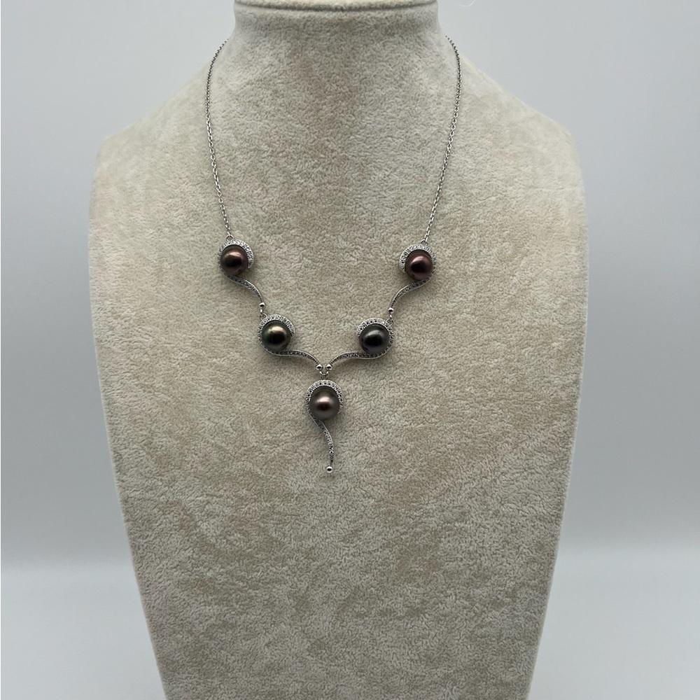 Elegant Silver and dark Tahitian Pearl Necklace